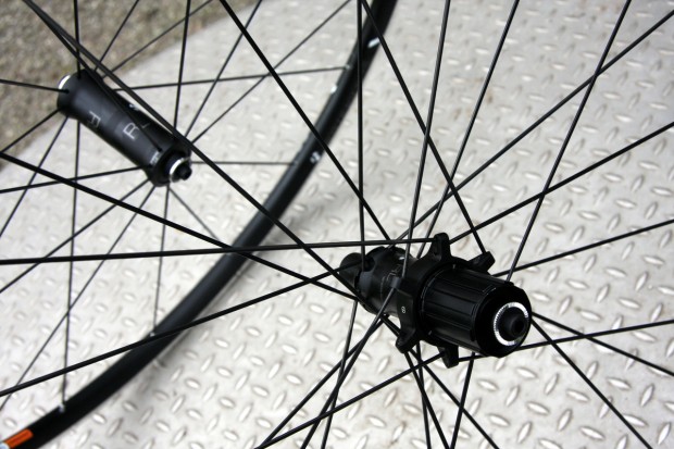 Bontrager Tubeless Ready ホイール Bontrager Paradigm Comp TLR Disc Road Wheel - Trek Bikes