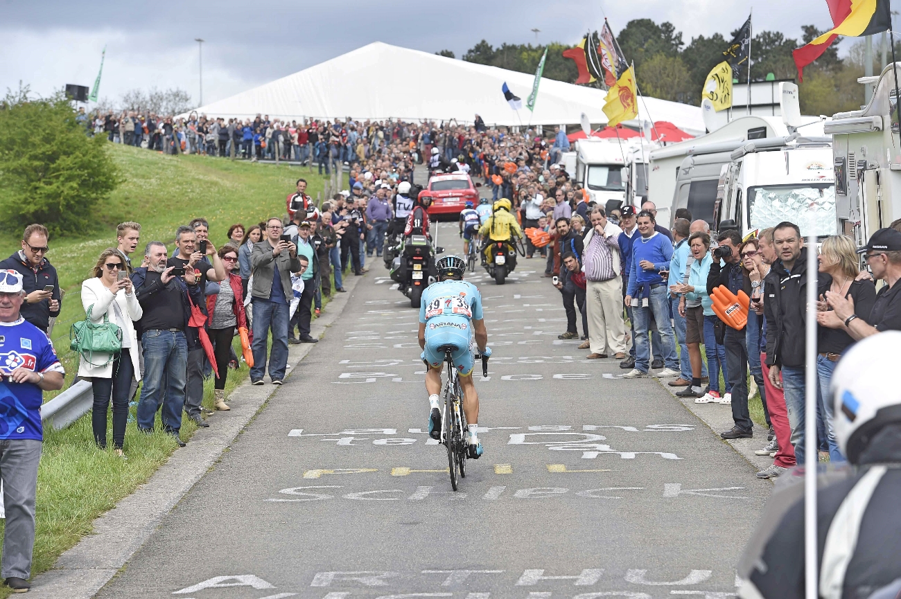 Tanel Kangert, climb, fans, Liege-Bastogne-Liege, 2015, pic: Sirotti