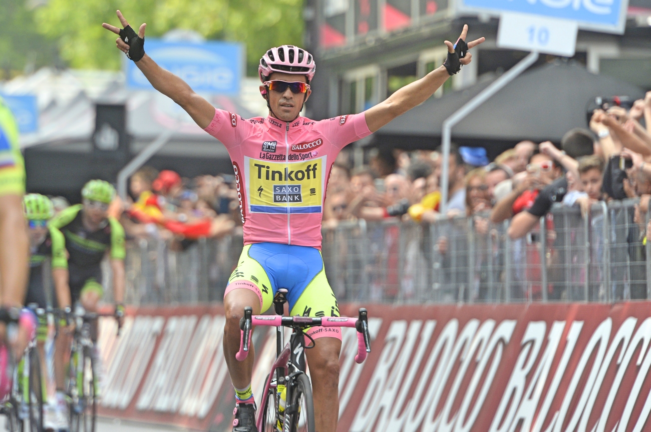 Alberto Contador, Tinkoff-Saxo, pink jersey, salute, Milan, pic: Sirotti