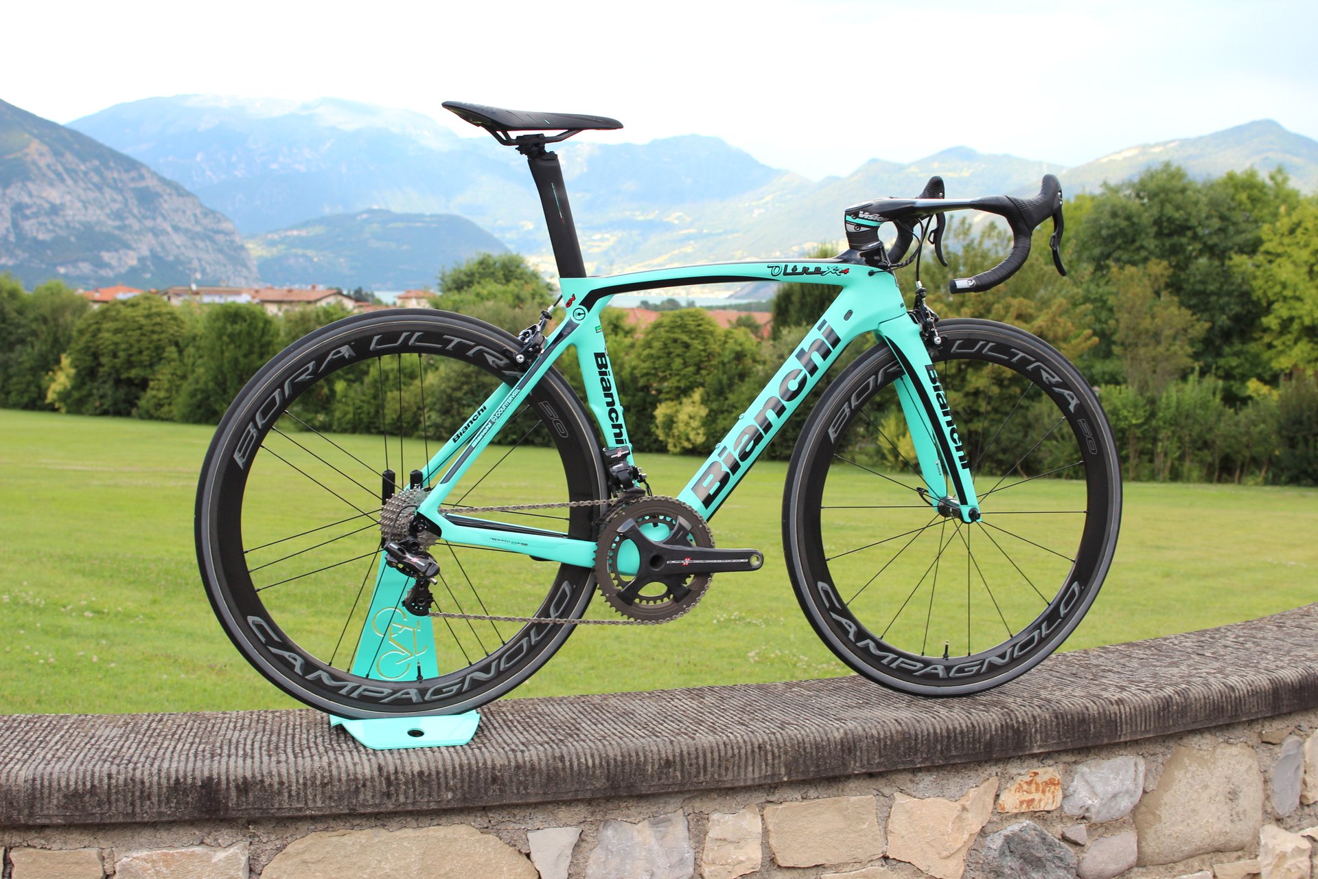 Bianchi Oltre XR4 aero road bike with Countervail comfort technology (Pic: George Scott/Factory Media)