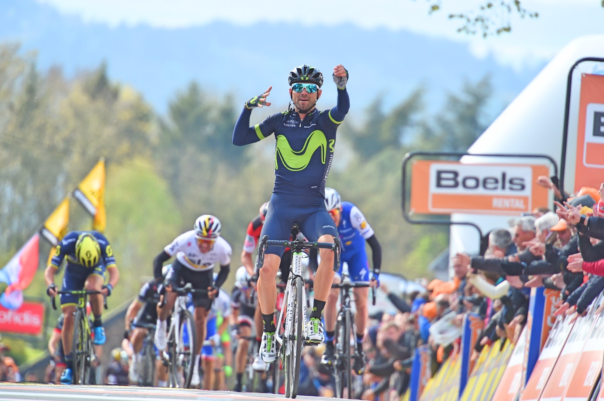 Alejandro Valverde, Mur de Huy, climb, La Fleche Wallonne, 2017, salute, pic - Sirotti