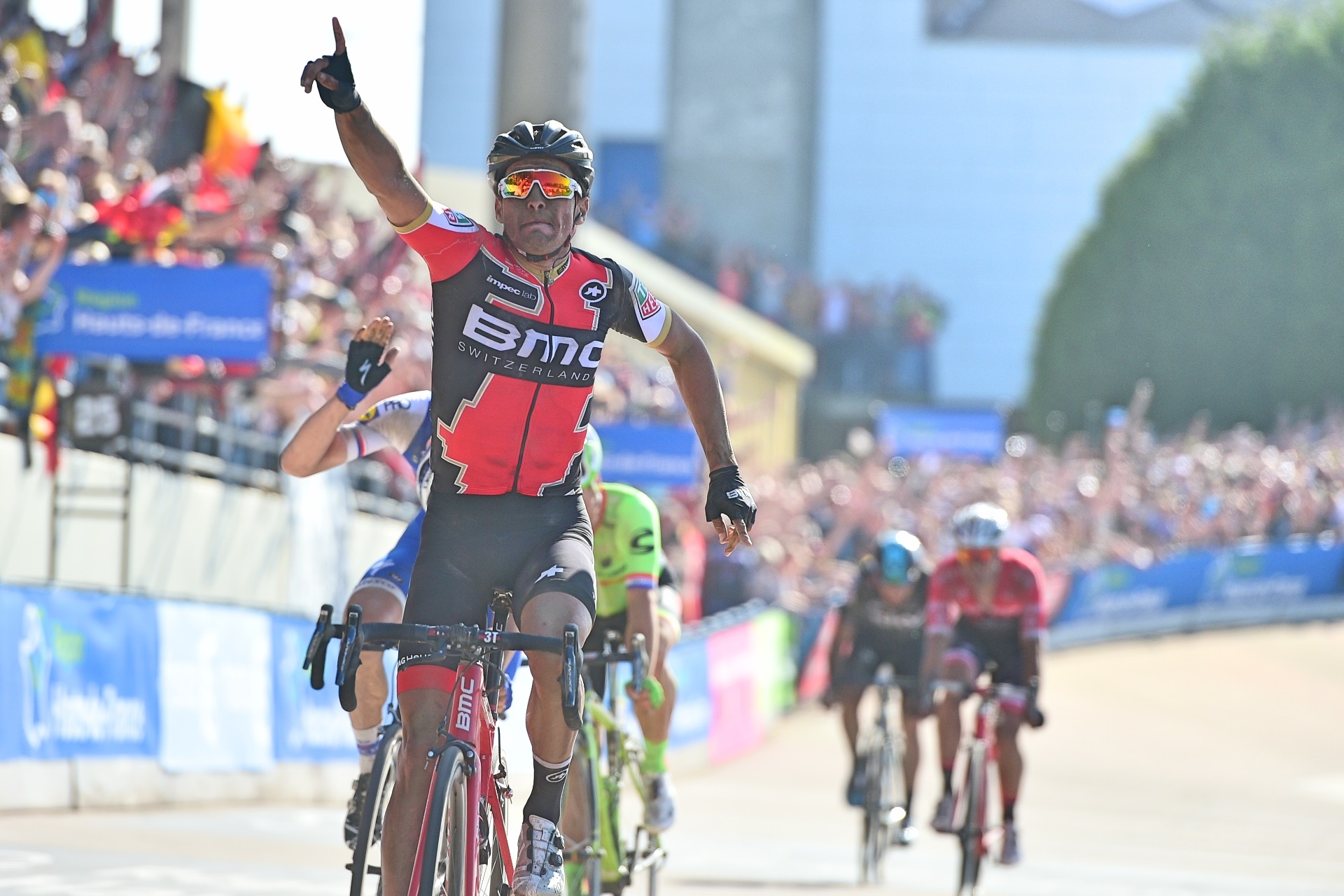 Greg van Avermaet, Paris-Roubaix, 2017, sprint, salute, BMC Racing, pic - ASO