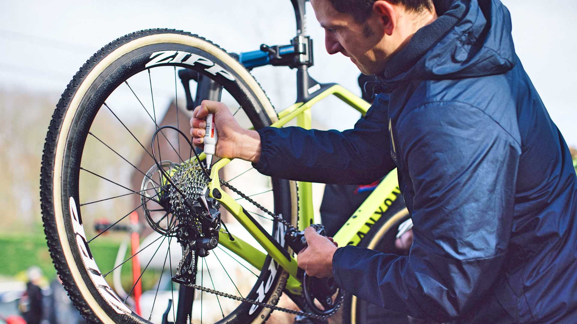 Matt Brammeier, maintenance, chain lube, Mudiiita-Canyon, pic - Balint Hamvas-Mudiiita - COVER